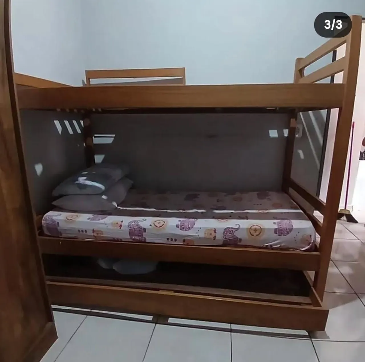 Cama beliche de madeira com cama auxiliar