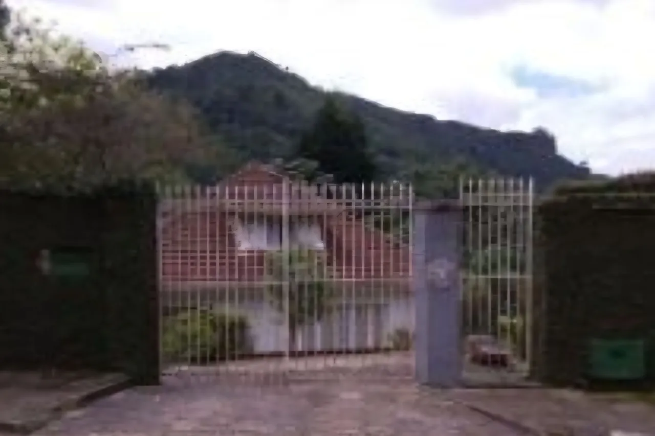 Portão de ferro usado com grades maciças e pontas de lançaes 