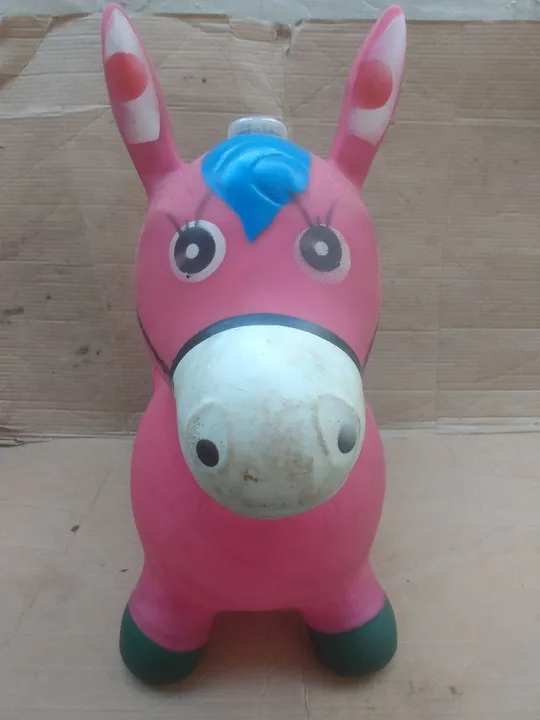 Cavalinho pula pula infantil.