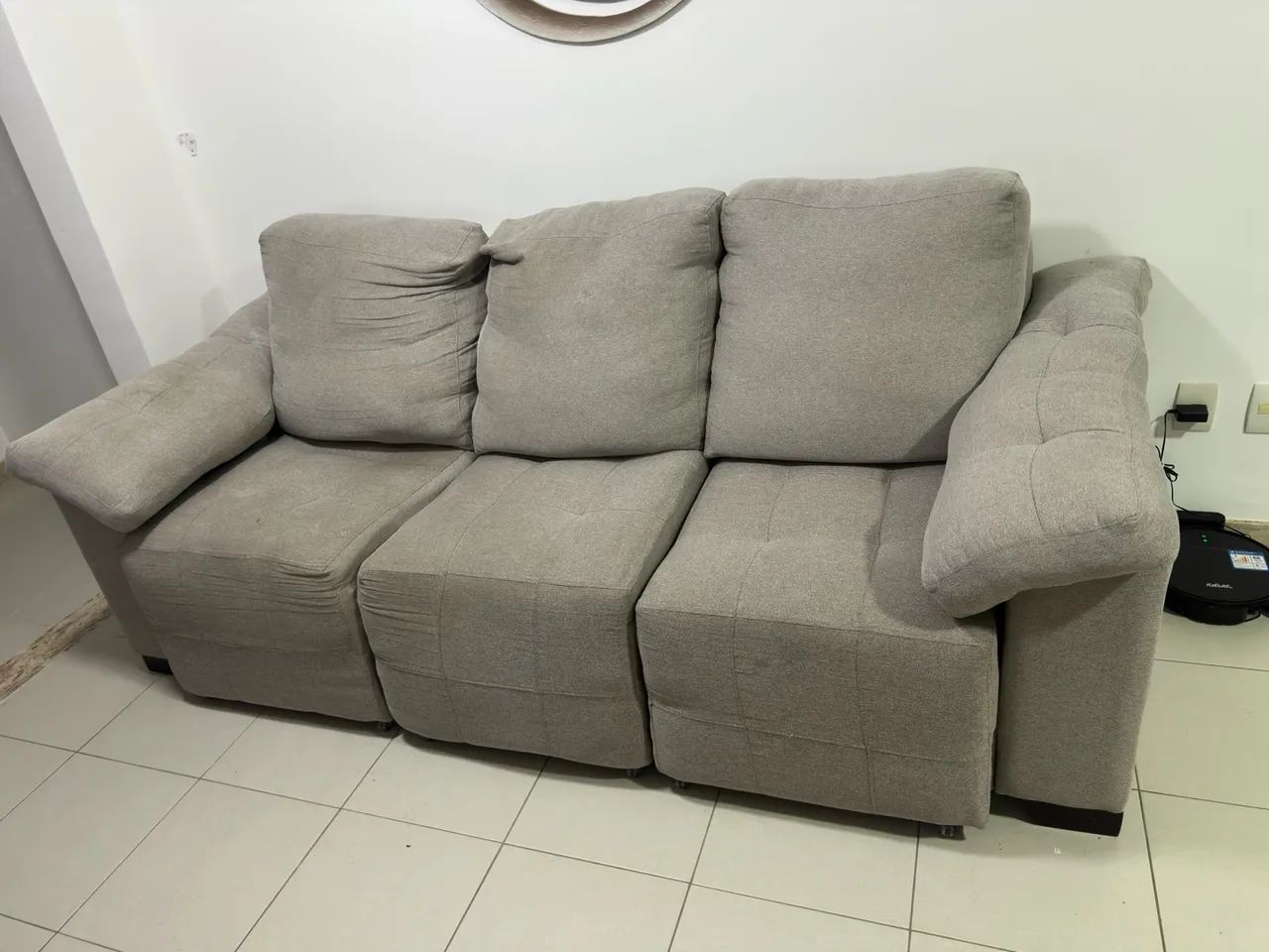 Sofá Retrátil de Linho Cinza - Ultra Conforto, Design Sofisticado e Pronto para Levar!  - Foto 4