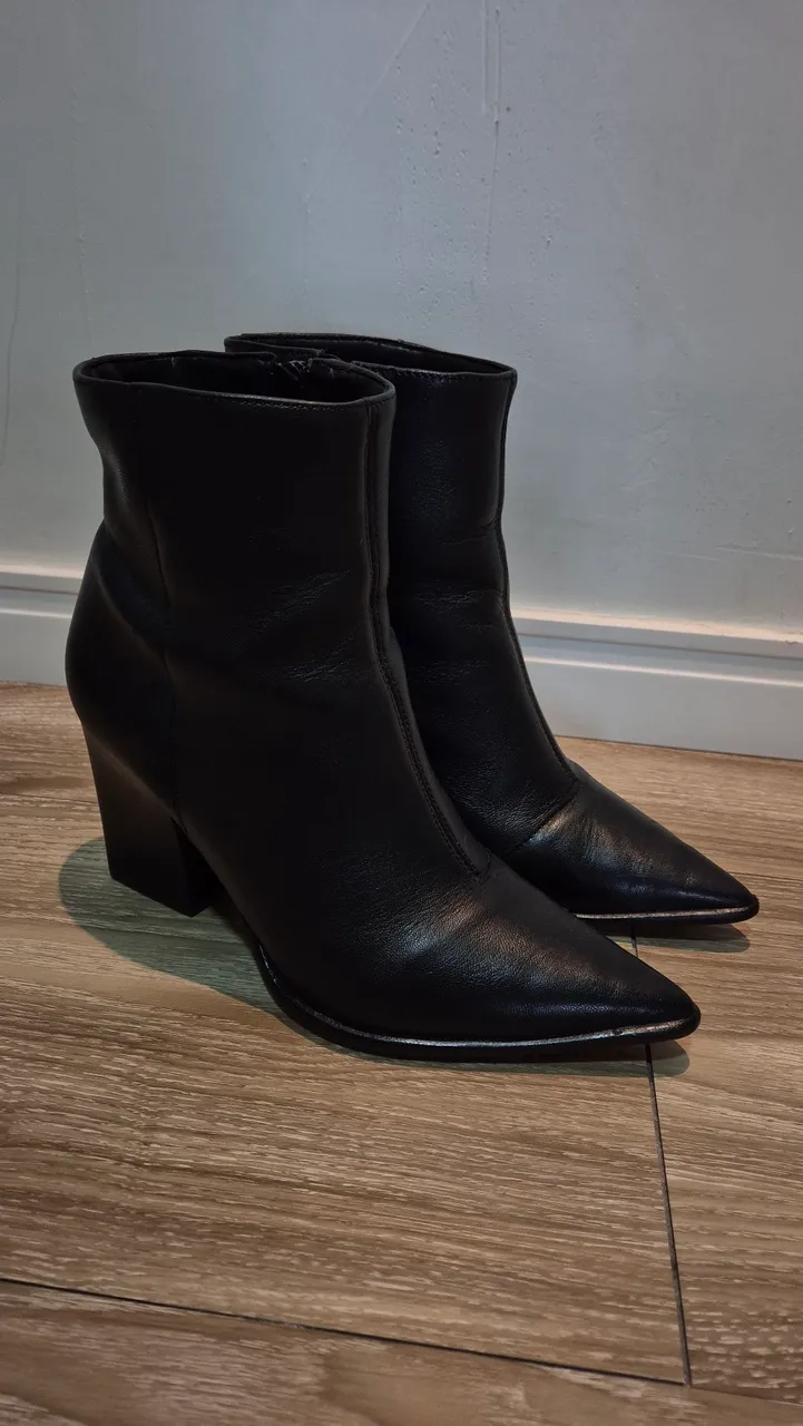 Bota Feminina de Couro Preta Arezzo
