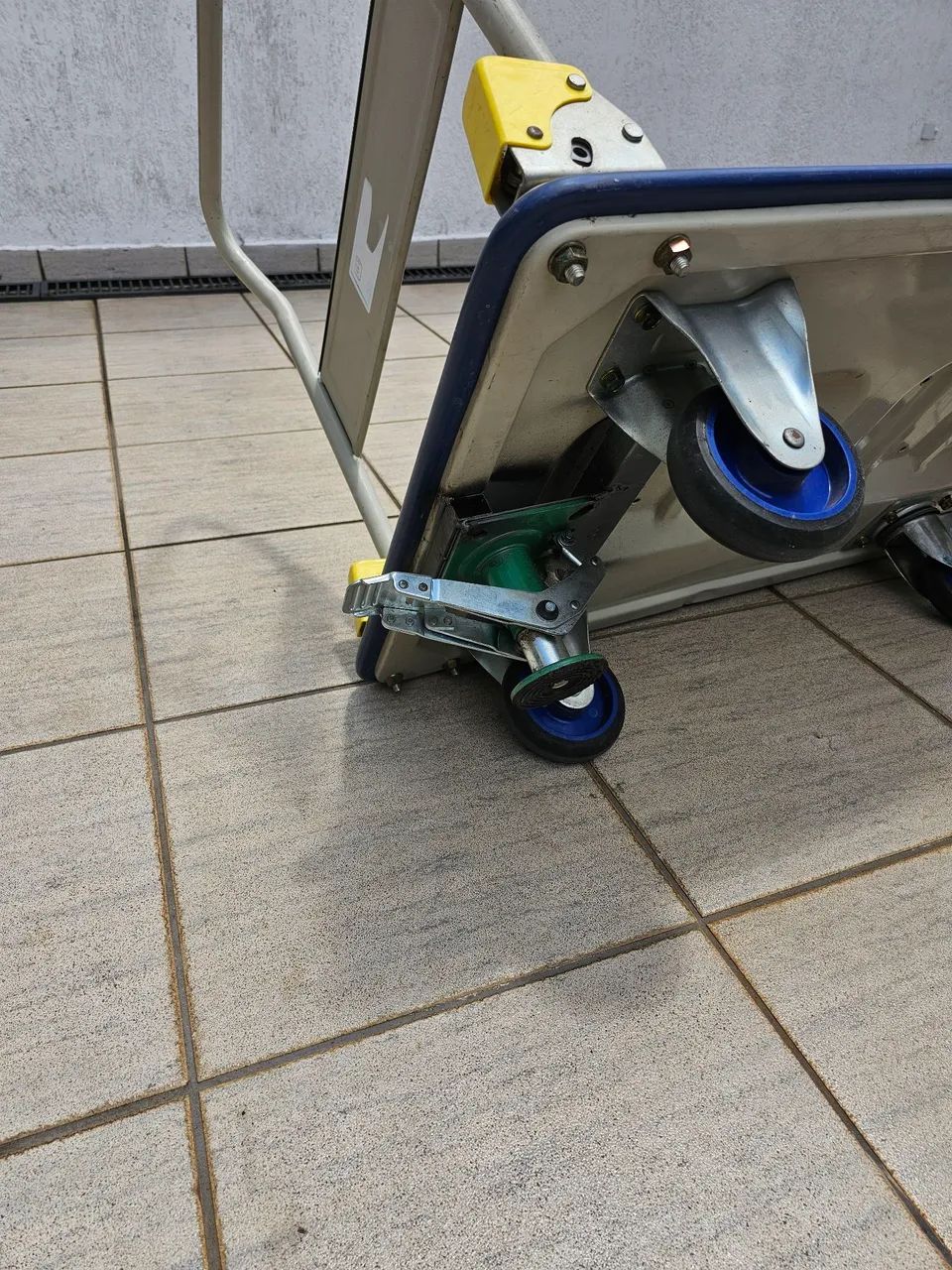 Carrinho de mão dobrável em ótimo estado - Foto 3