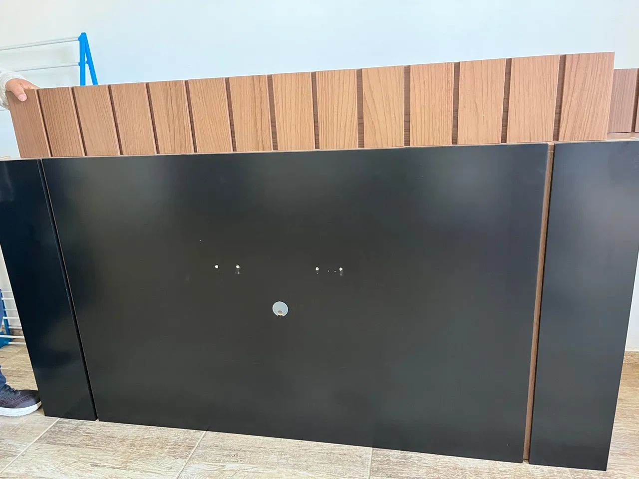 Painel de TV Moderno com Detalhes em Madeira