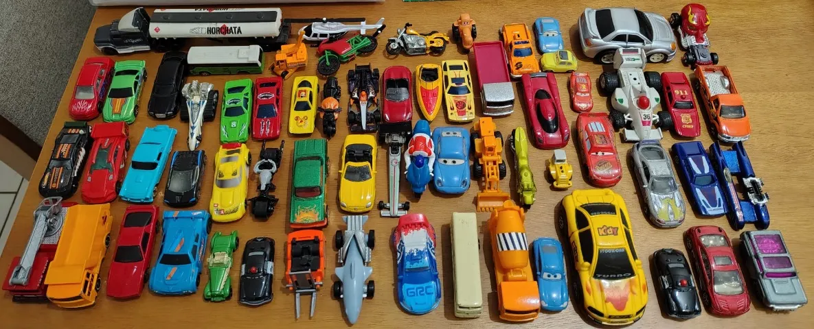 Lote com 64 carrinhos de brinquedo/miniaturas