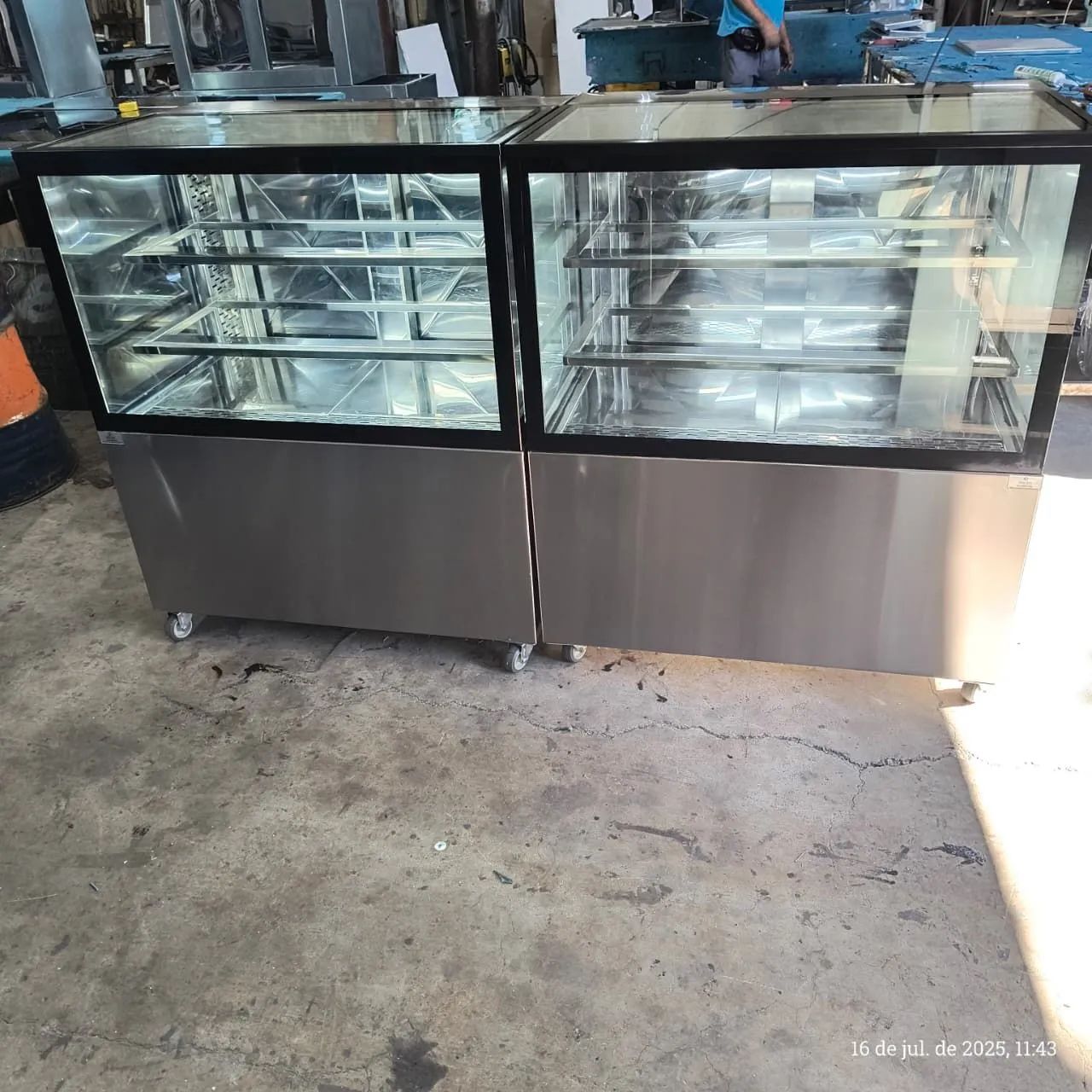 Expositor de Bolos e Doces Refrigerado