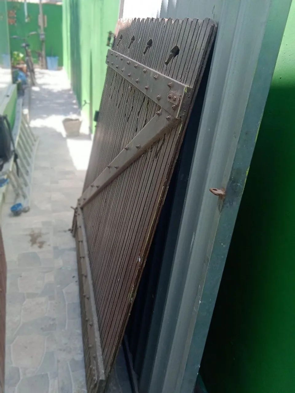 Vendo portão de garagem de madeira medindo 3 metros de largura por 1.60 de altura  - Foto 5