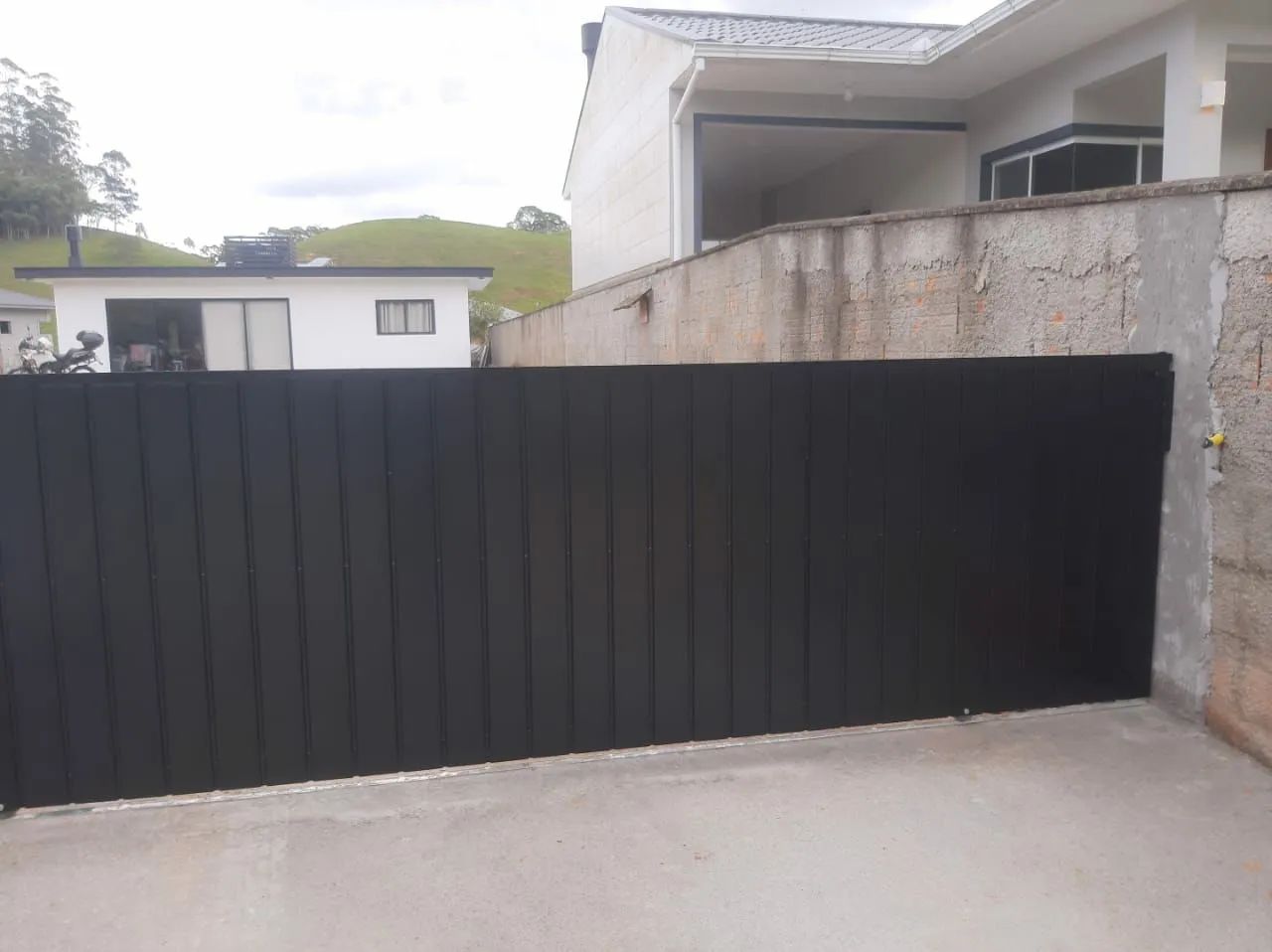 Portão de correr novo medidas 1.50x4.00 pintado em epox - Foto 2