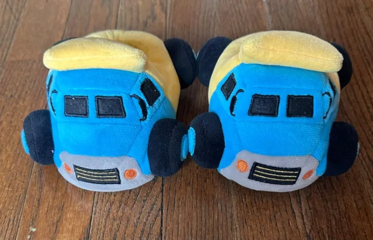 Pantufa Carro Wonder Nation tamanho 20-21 importada (Desapego)