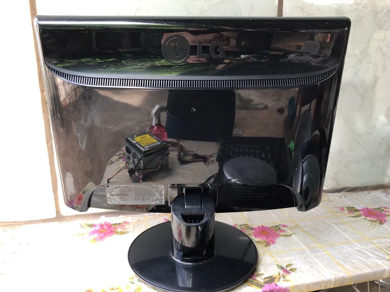 LG 19-inch LCD Monitor64396504766083121