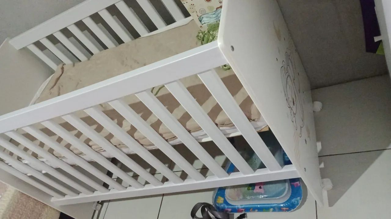 Berço de Bebê Branco com urso azul ?