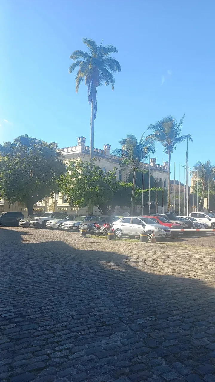 Mouraria Vendo apartamento com 3/4,dependências completas e garagem rotativa.