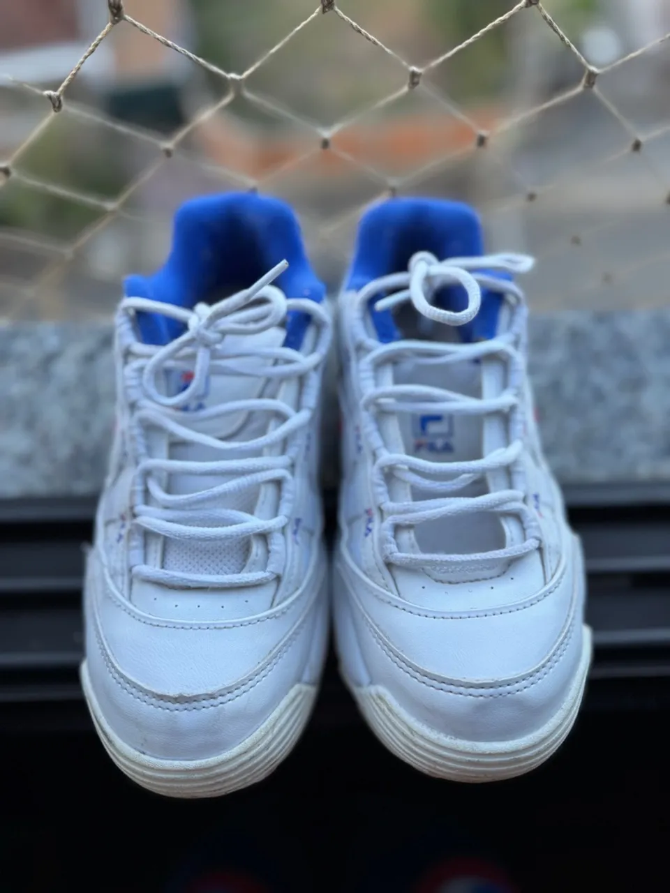 Tênis Fila Branco com Detalhes Azuis - Pouco usado