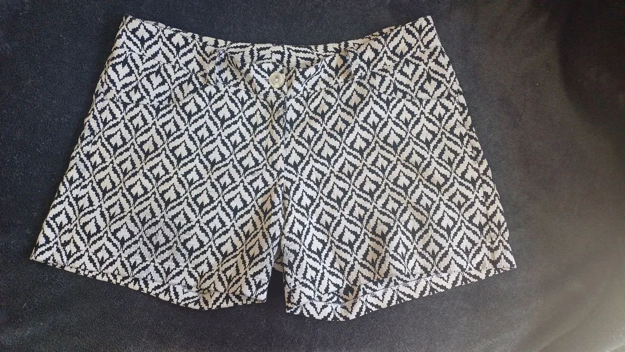 Shorts estampado geométrico P&B