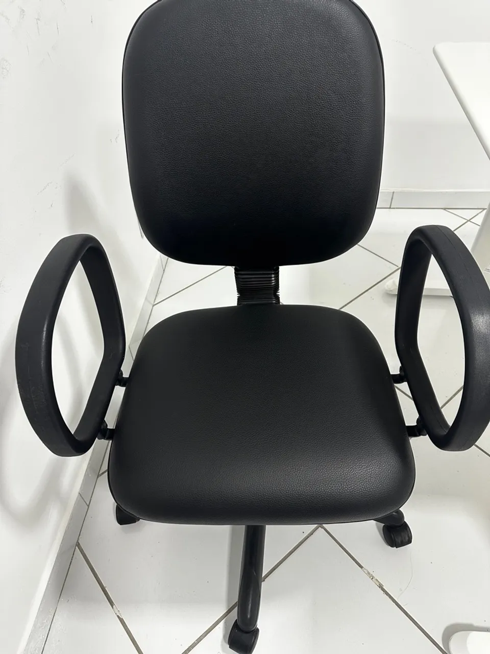 Cadeira de escritório preta com braços