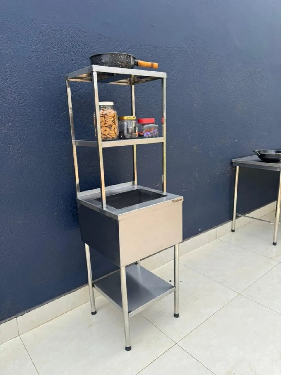 Pia inox com prateleiras superiores.