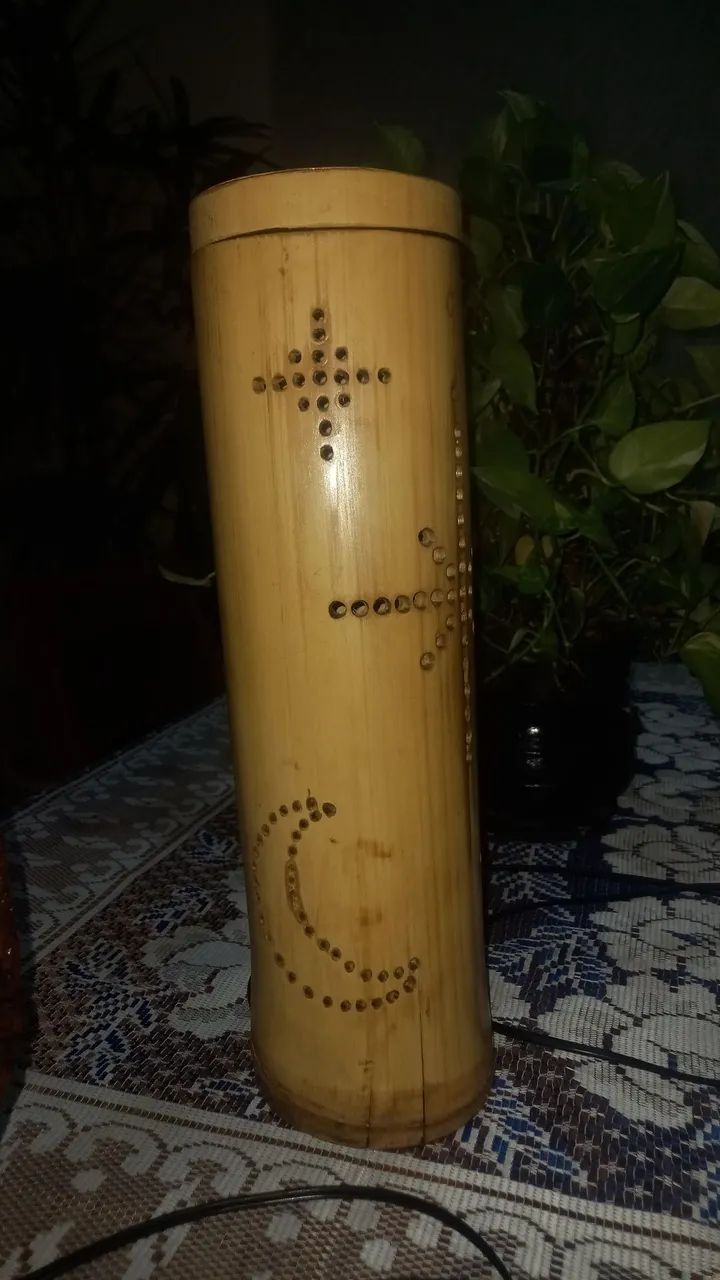 Luminária artesanal de bambu