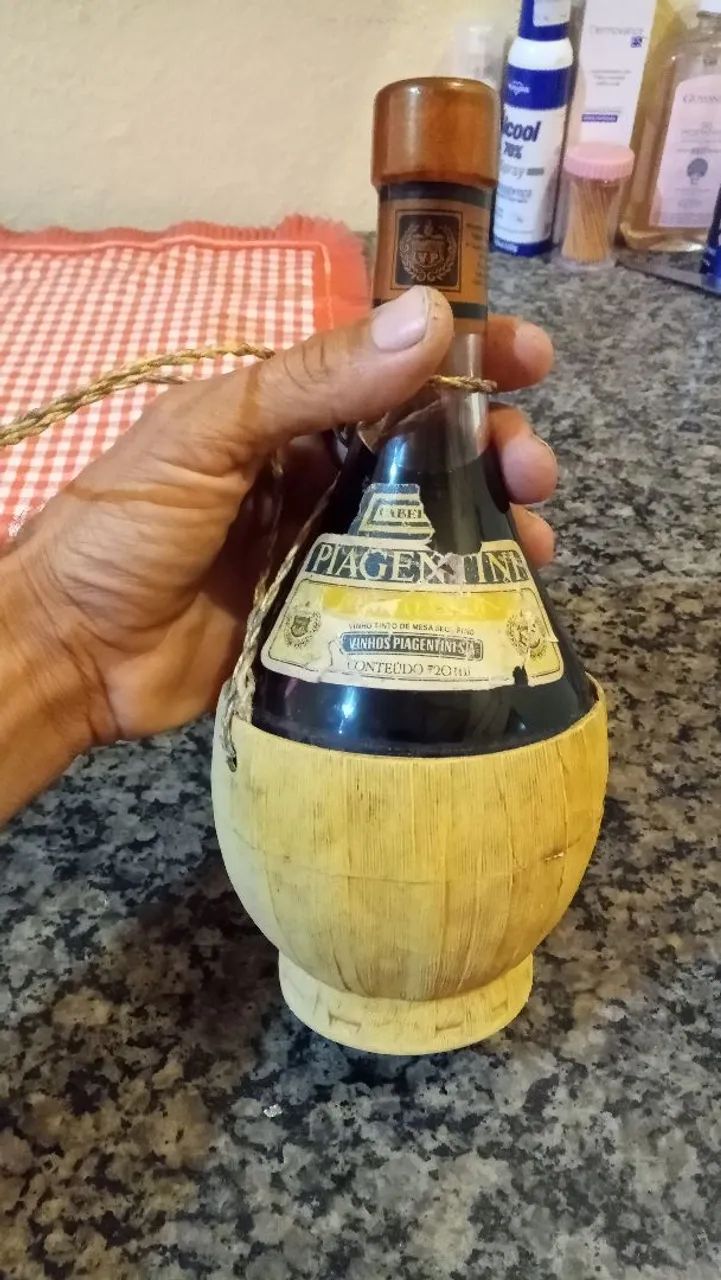 Vinho tinto Piagentini ano 1972
