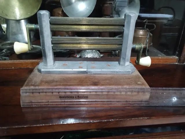 Antiga máquina com lindros frisados 20 cm