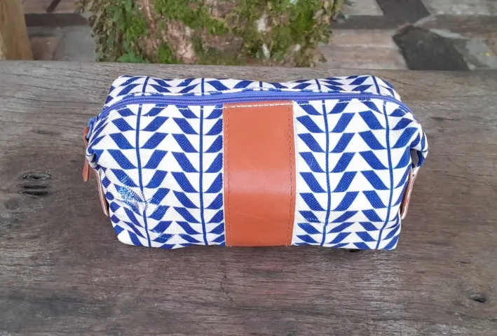 Necessaire de bordo francesa, em couro sintético e Nylon da Air France.