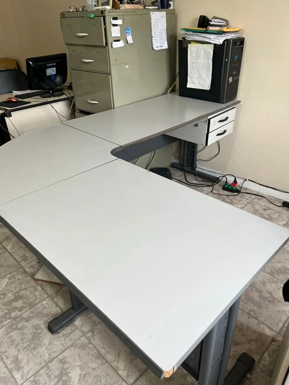 Mesa de Escritório em L com Gavetas