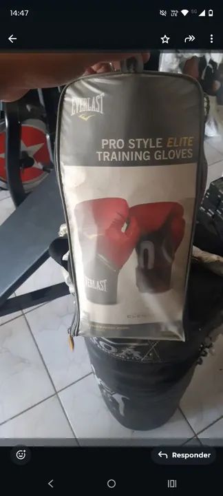 Saco de pancada com luvas de boxer. - Foto 3