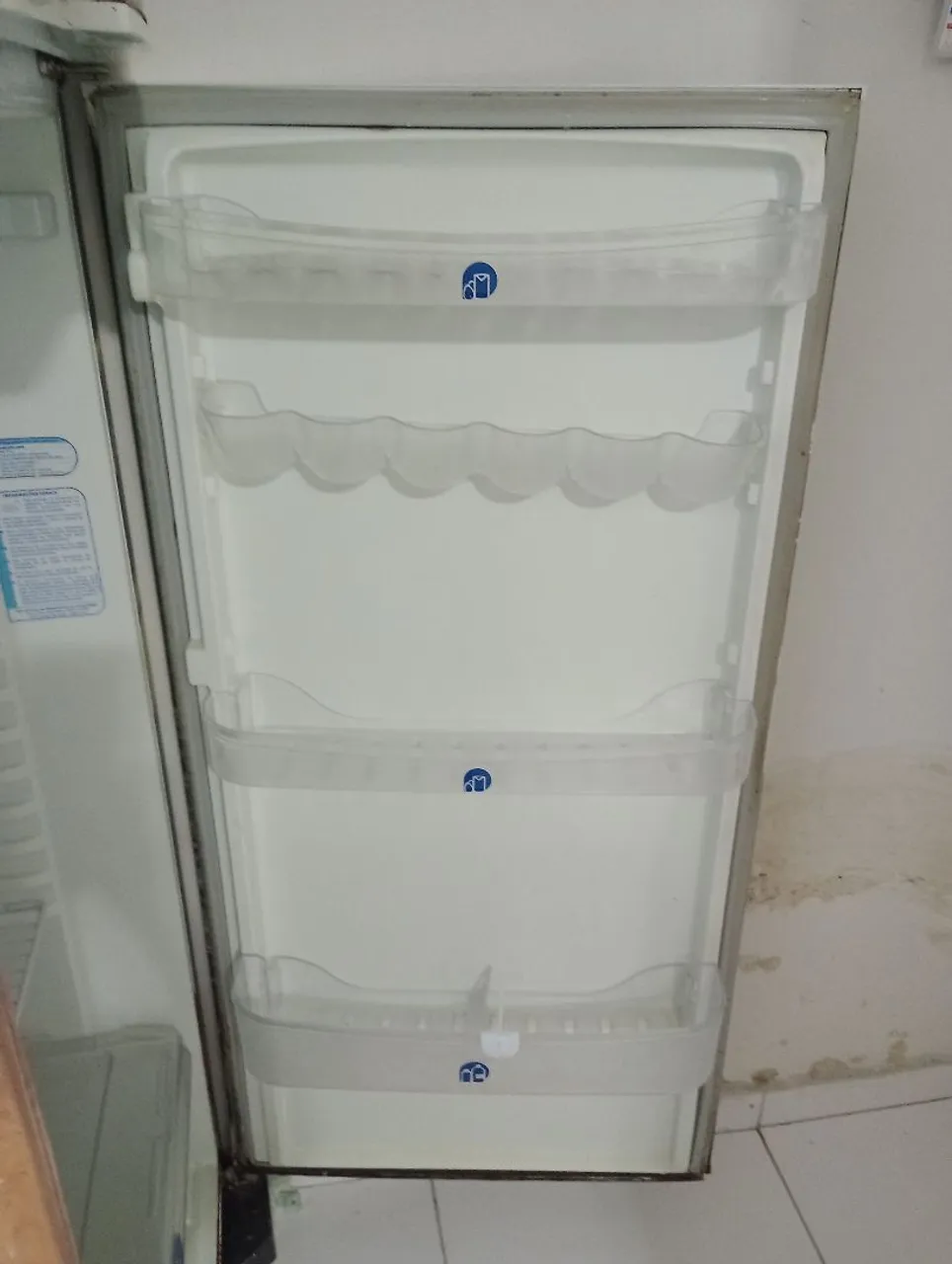 Geladeira com prateleiras e porta-garrafas