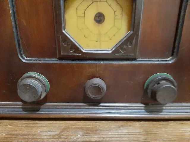 Rádio modelo capelinha antigo64292885408770125