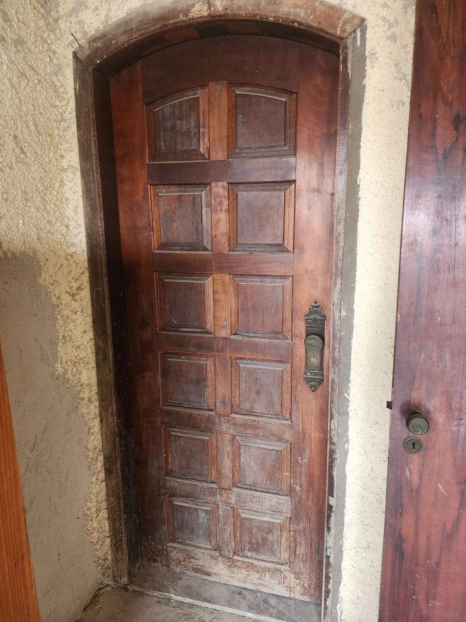 Porta de madeira maciça para área externa