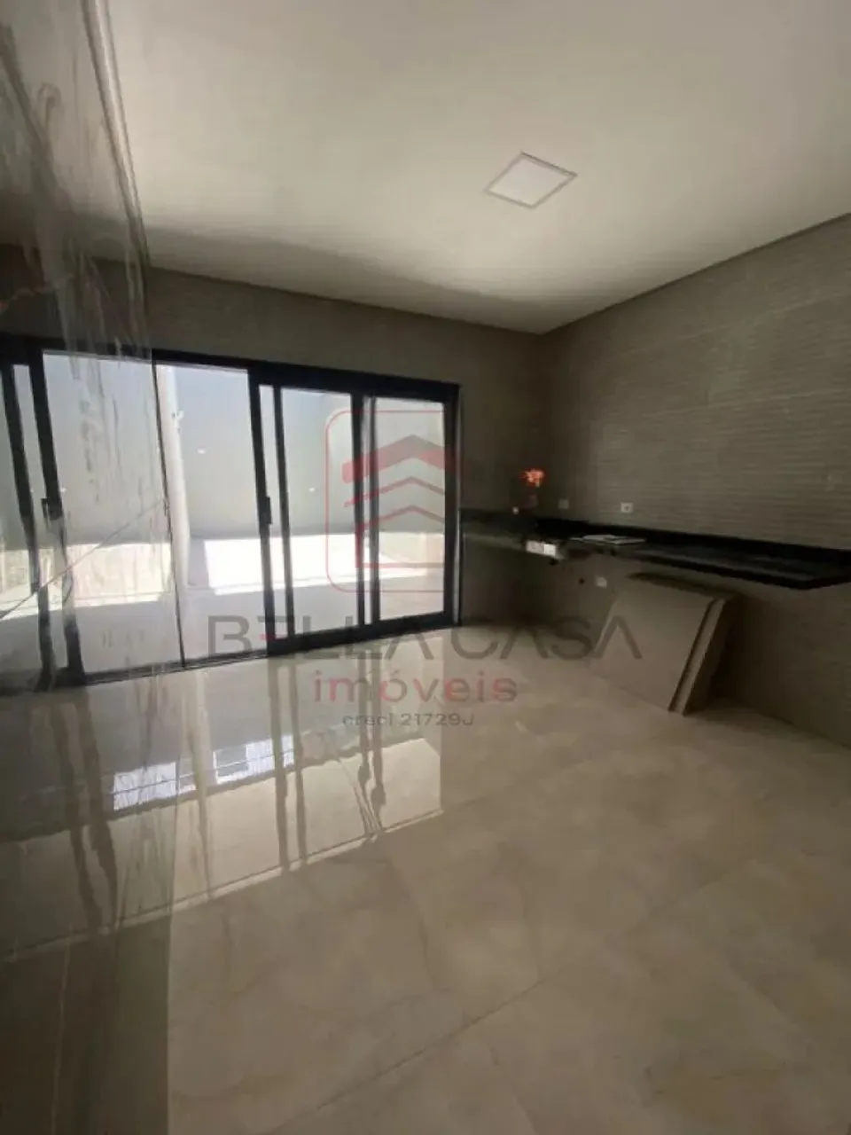 Sobrados Novos a venda - 3 dormitórios - 2 suites - 2 vagas - Quintal