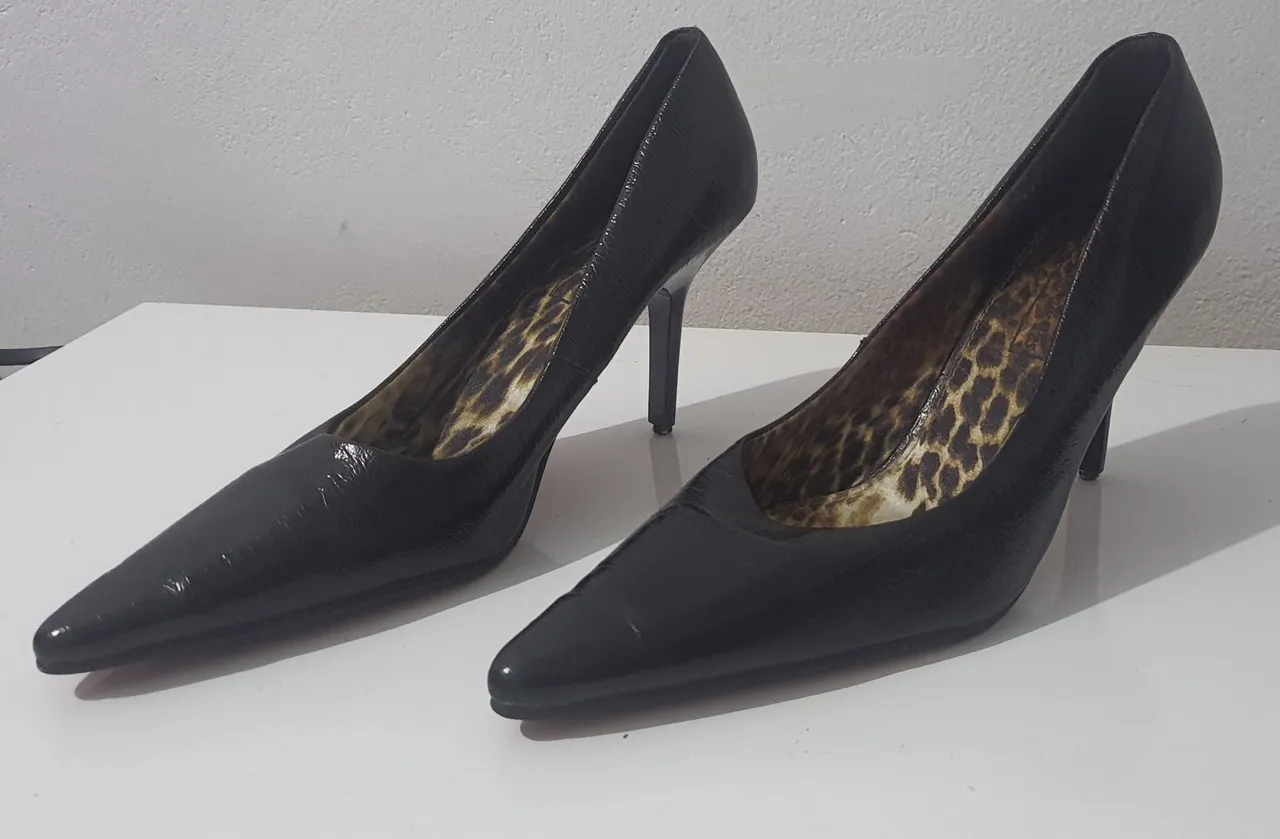 Scarpin Onça Sola Vermelha Salto Alto Fino Celine Preto - TAM: 36