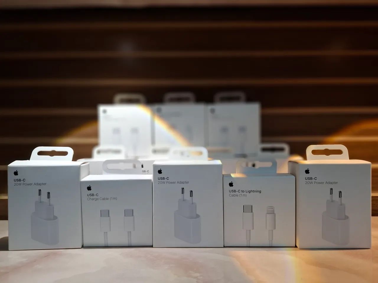 Cabo + fonte 20W, ORIGINAL APPLE, acompanha Nota Fiscal e garantia de 1 ano.