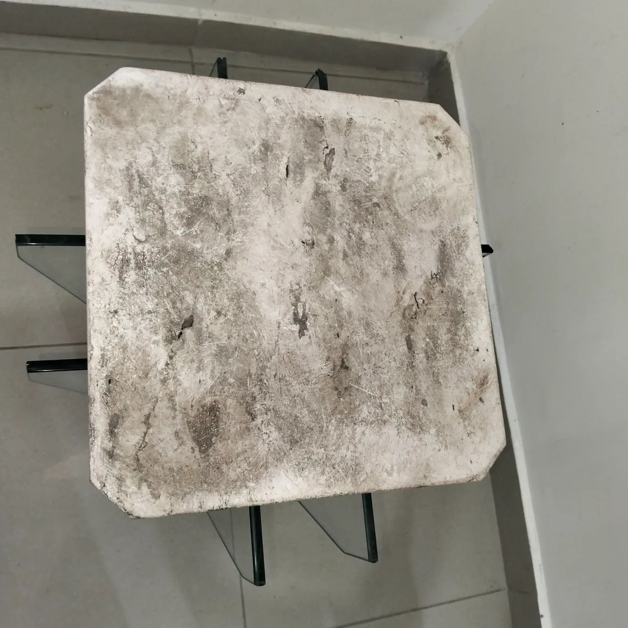 Mesa de Vidro Triangular com Base Escultural em Mármore - Foto 4