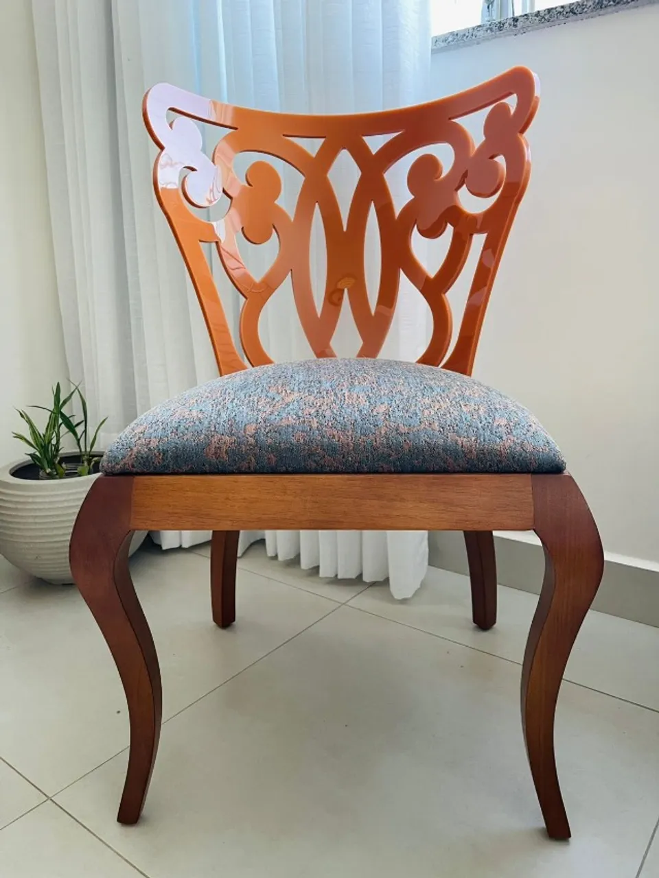 Cadeira decorativa em madeira com encosto de acrílico