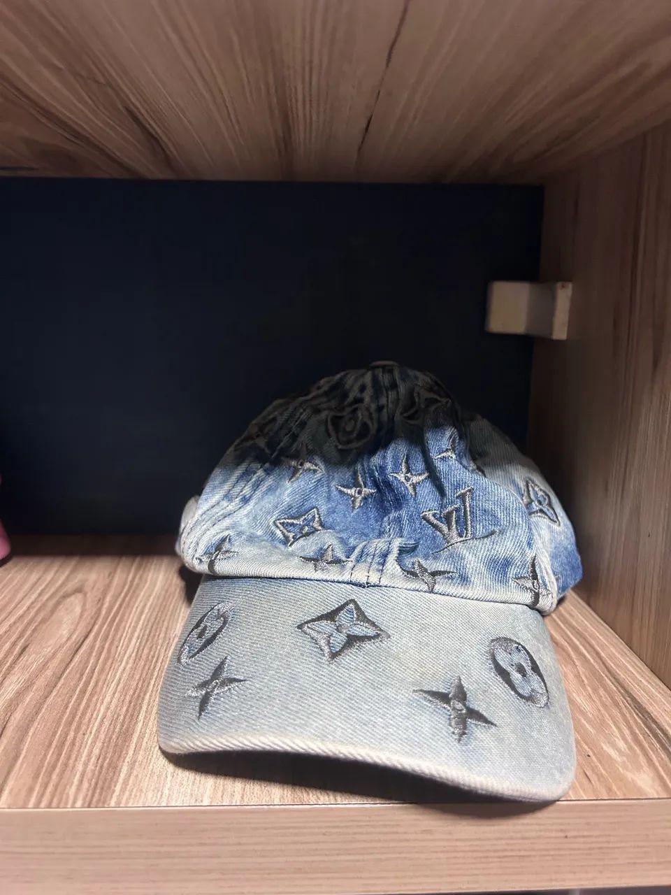 Boné Jeans Azul Claro Estampado - Estilo Vintage e Ajustável - Foto 2