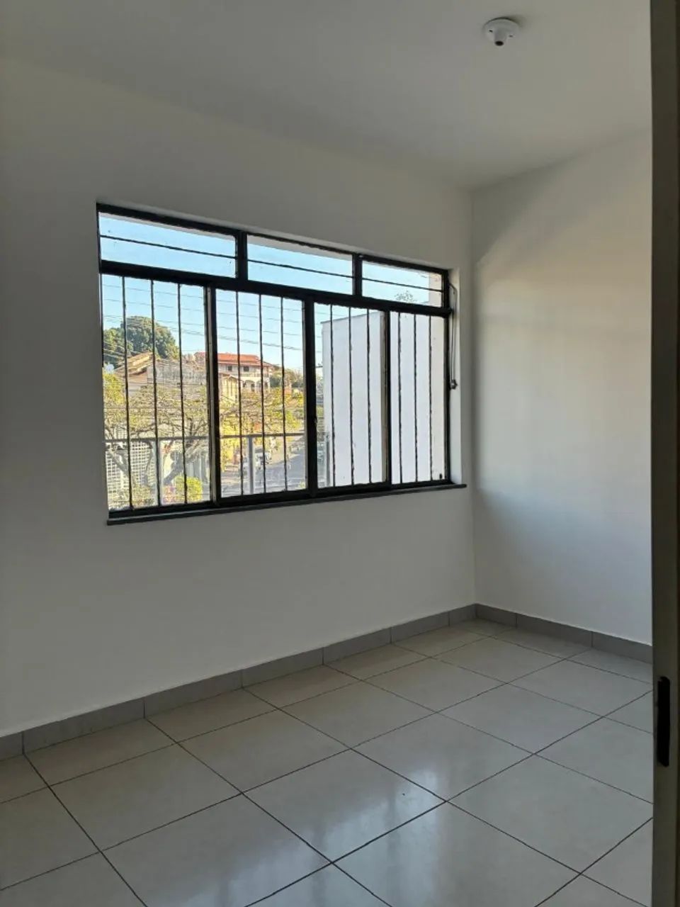 Aluga casa Comercial bem espaçosa e com varanda próximo a Igreja Dom Bosco. - Foto 4