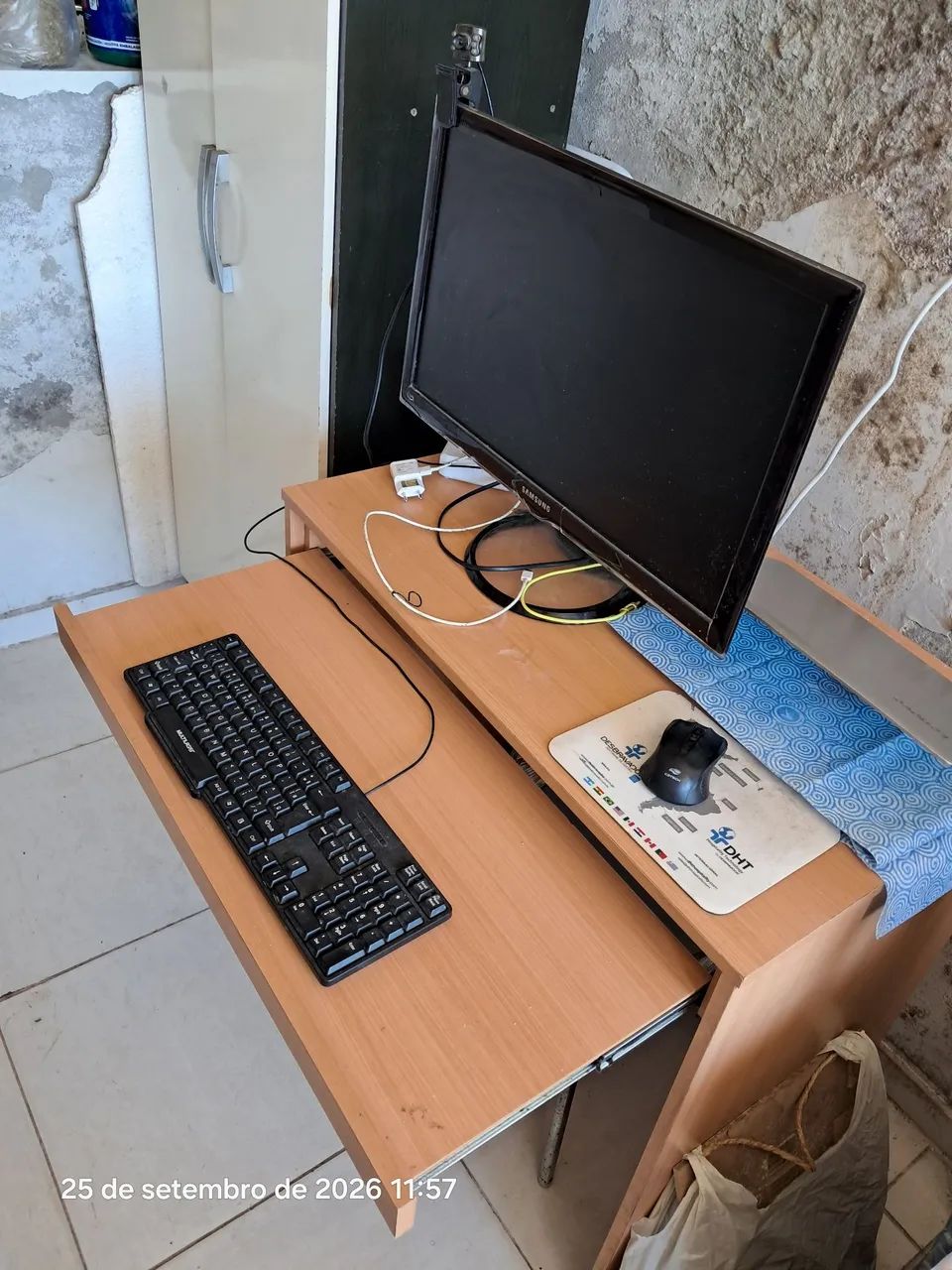 Mesa para desktop ou notebook super conservada pouco tempo de uso - Foto 2