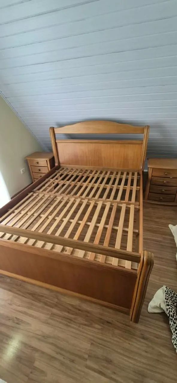 Cama de Madeira Maciça Colonial (QUEEN SIZE) + 2 Criados Mudos