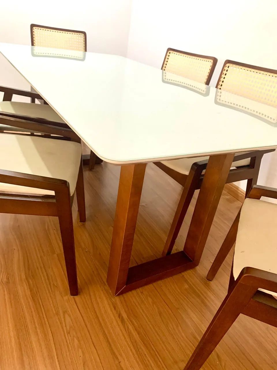 mesa com tampo de vidro e pés de madeira, com 6 cadeiras - Foto 5