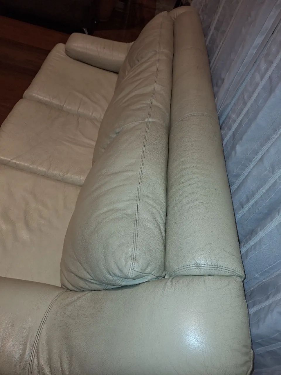 1 sofá em couro legitimo - Foto 3