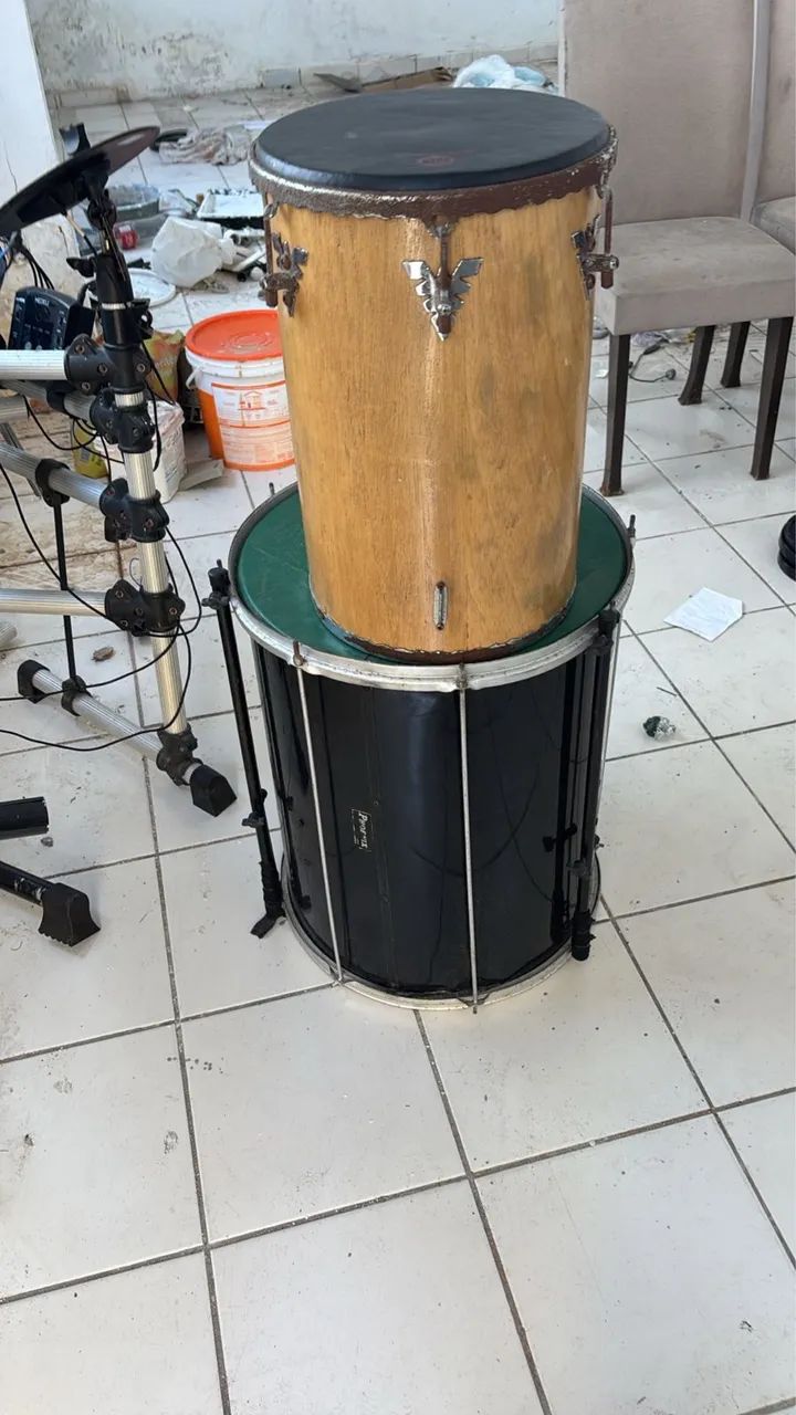 Surdo e rebolo. 