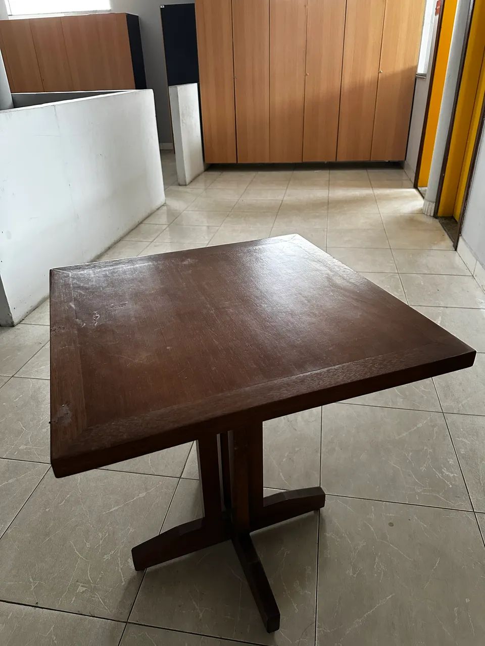 Mesa de madeira ! Sem cadeiras.