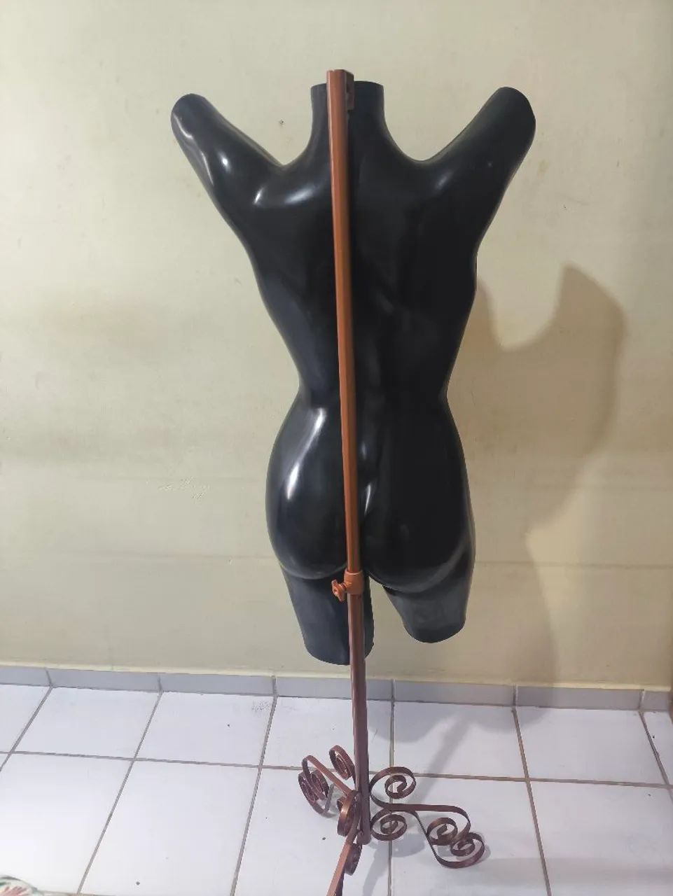 Manequim feminino com pedestal  - Foto 3