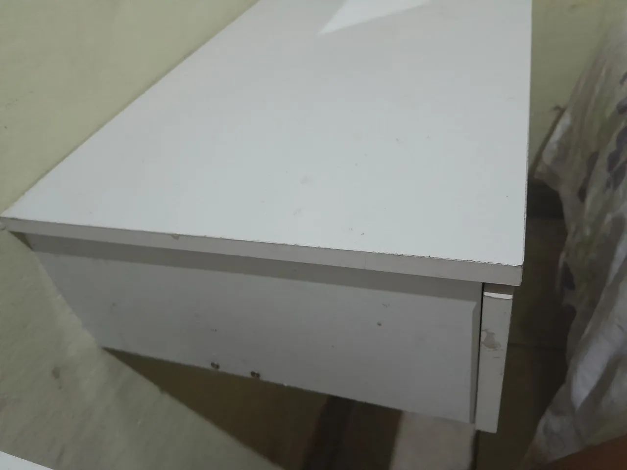 Mesa suspensa, ótima para usar como penteadeira 