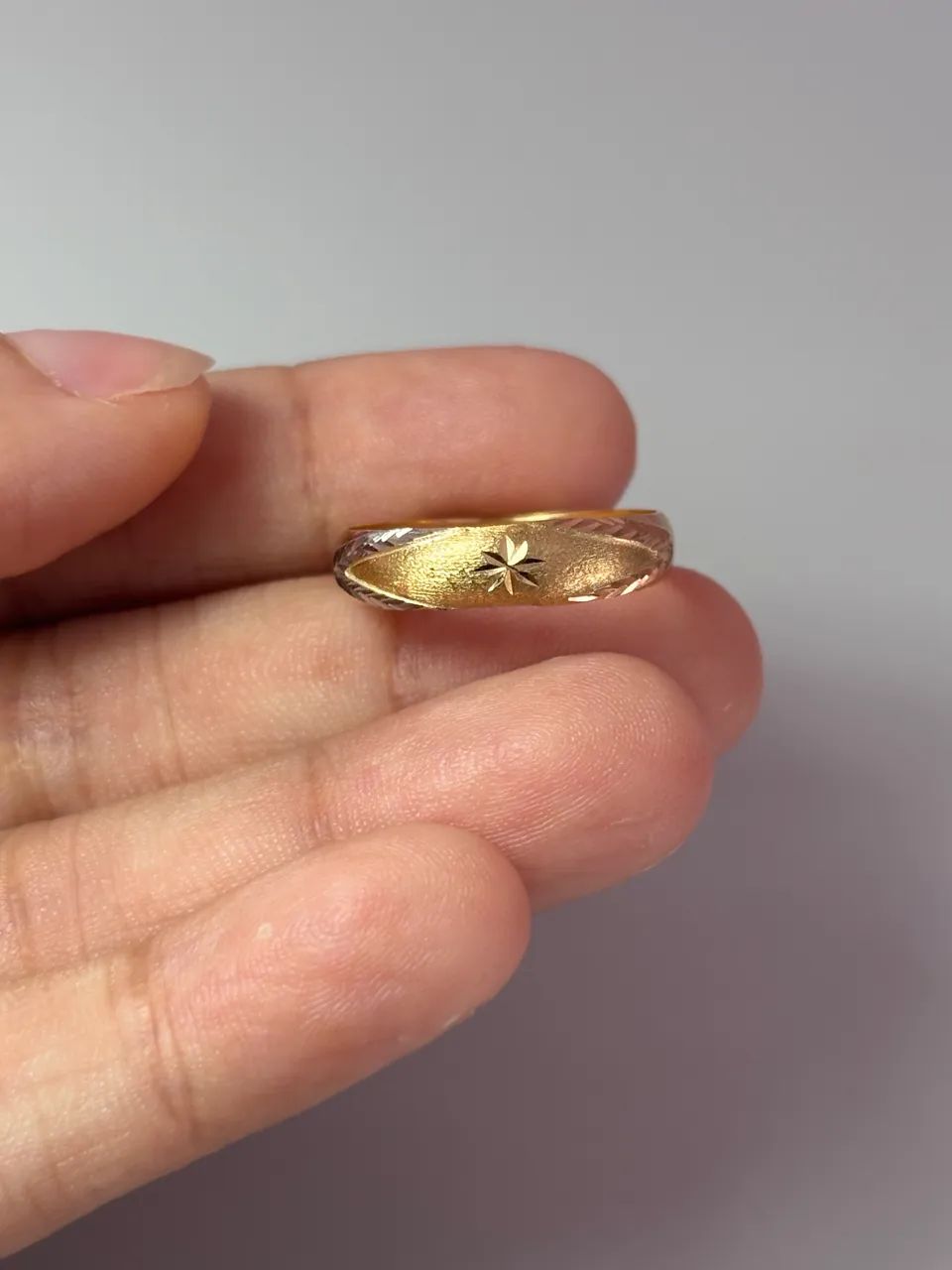 Anel com detalhes ouro 1.2 g (aro17)