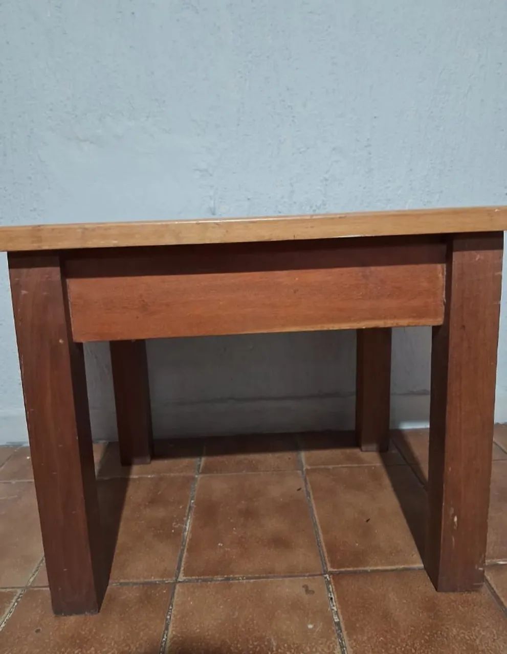 Mesa de madeira pequena com 3 bancos  - Foto 2