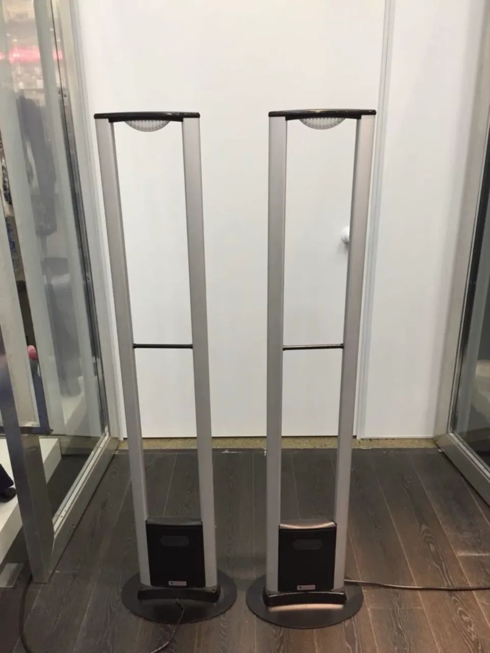 Antenas e bips sistema segurança loja Nautec 