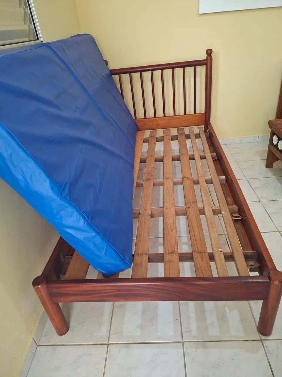 Cama solteiro madeira maciça mogno para colchão de 90 cm, com colchão com capa de proteção - Foto 2