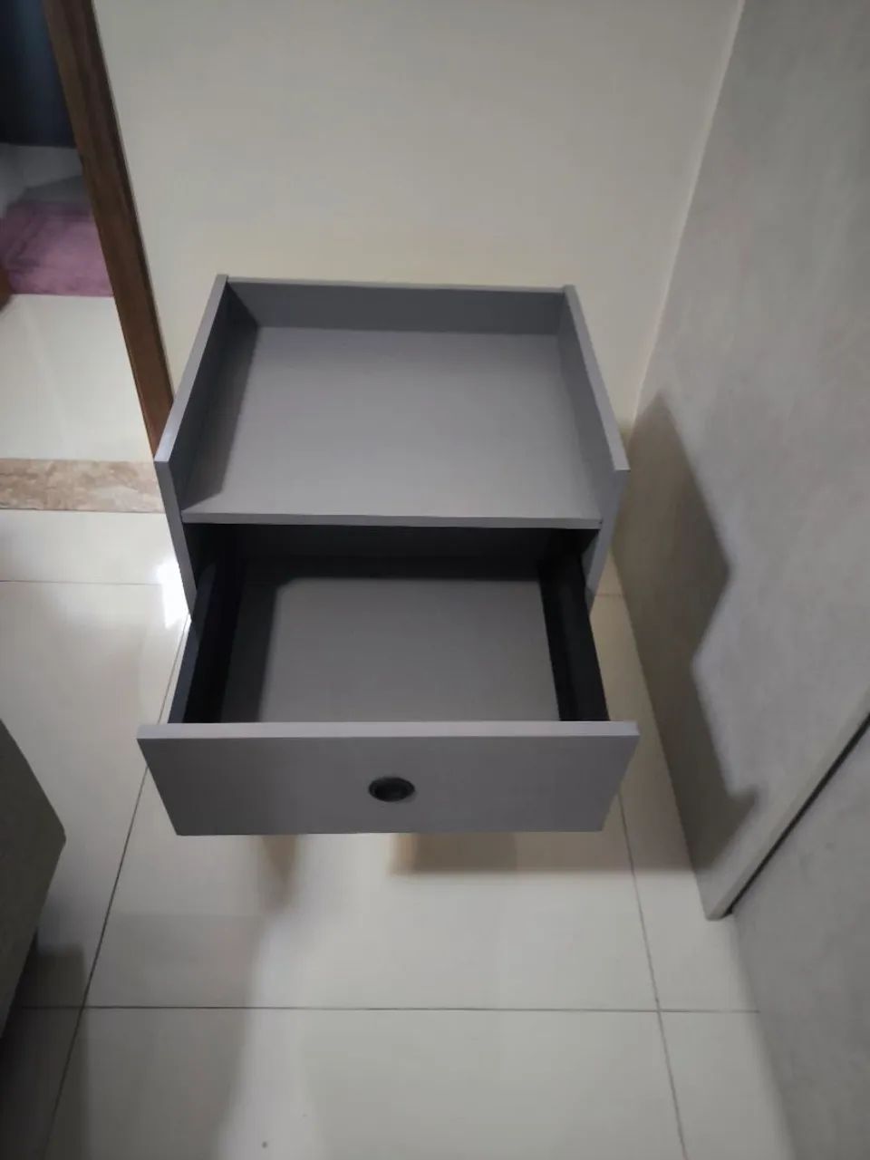 Kit 2 mesinhas de cabeceira com nicho e gaveta decore cor: cinza com detalhes preto  - Foto 4