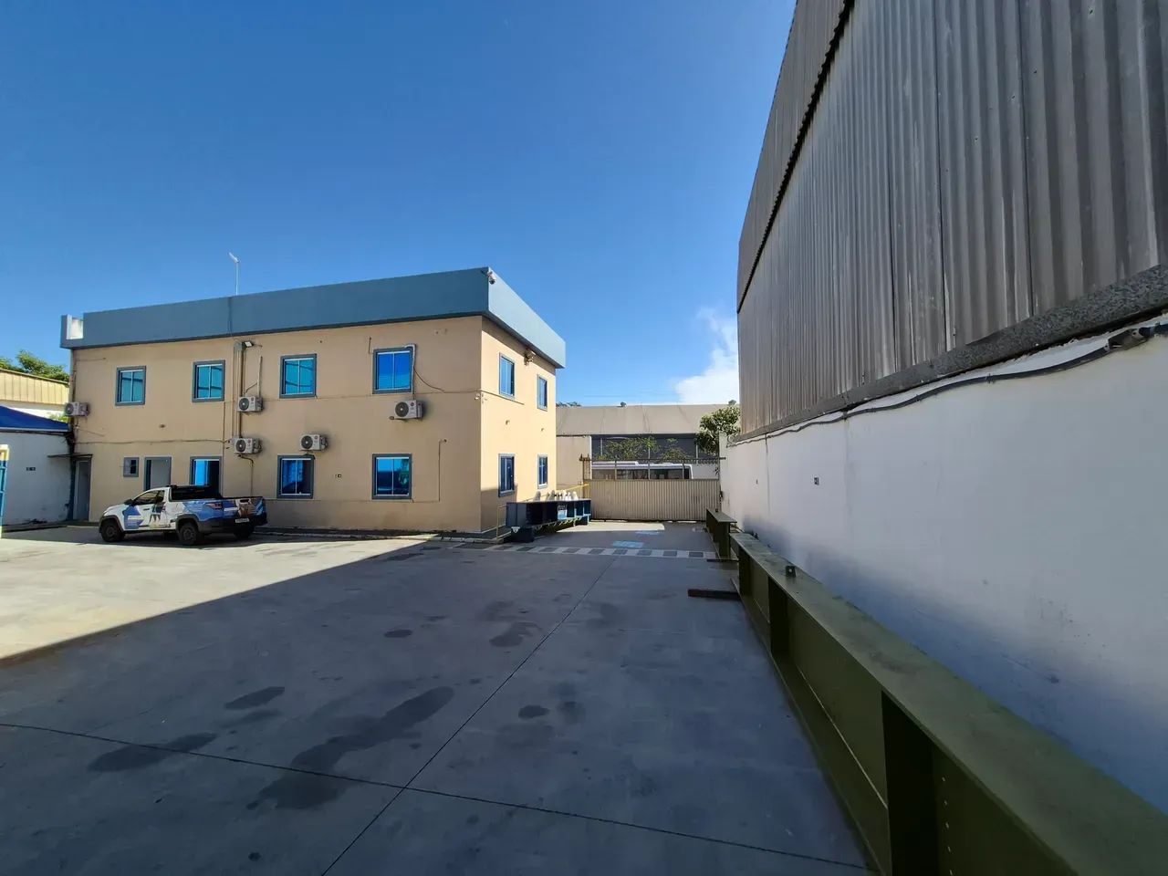 Ggalpão de 450m2, escritório 300m2 con 1000m2 de área - Foto 2