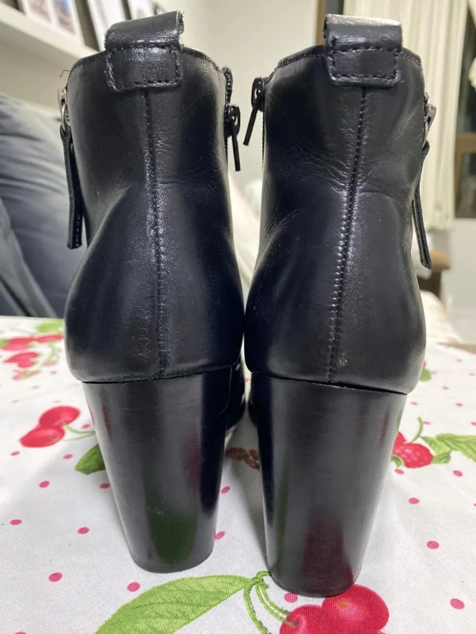Bota de couro Arezzo tam 36 - Foto 2